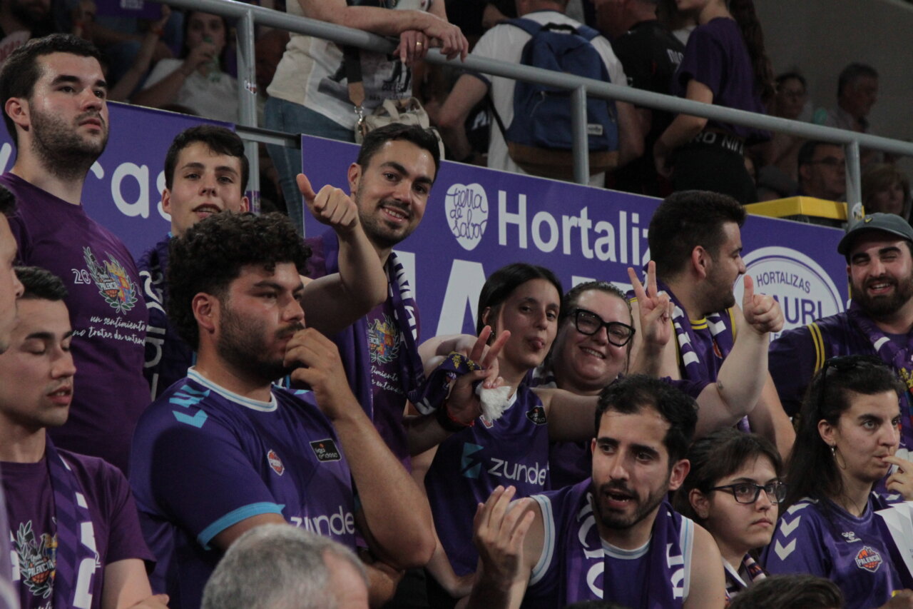 Aficionados animando en las gradas de un evento deportivo