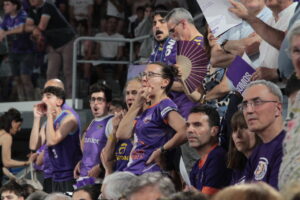 Aficionados animando en las gradas de un evento deportivo