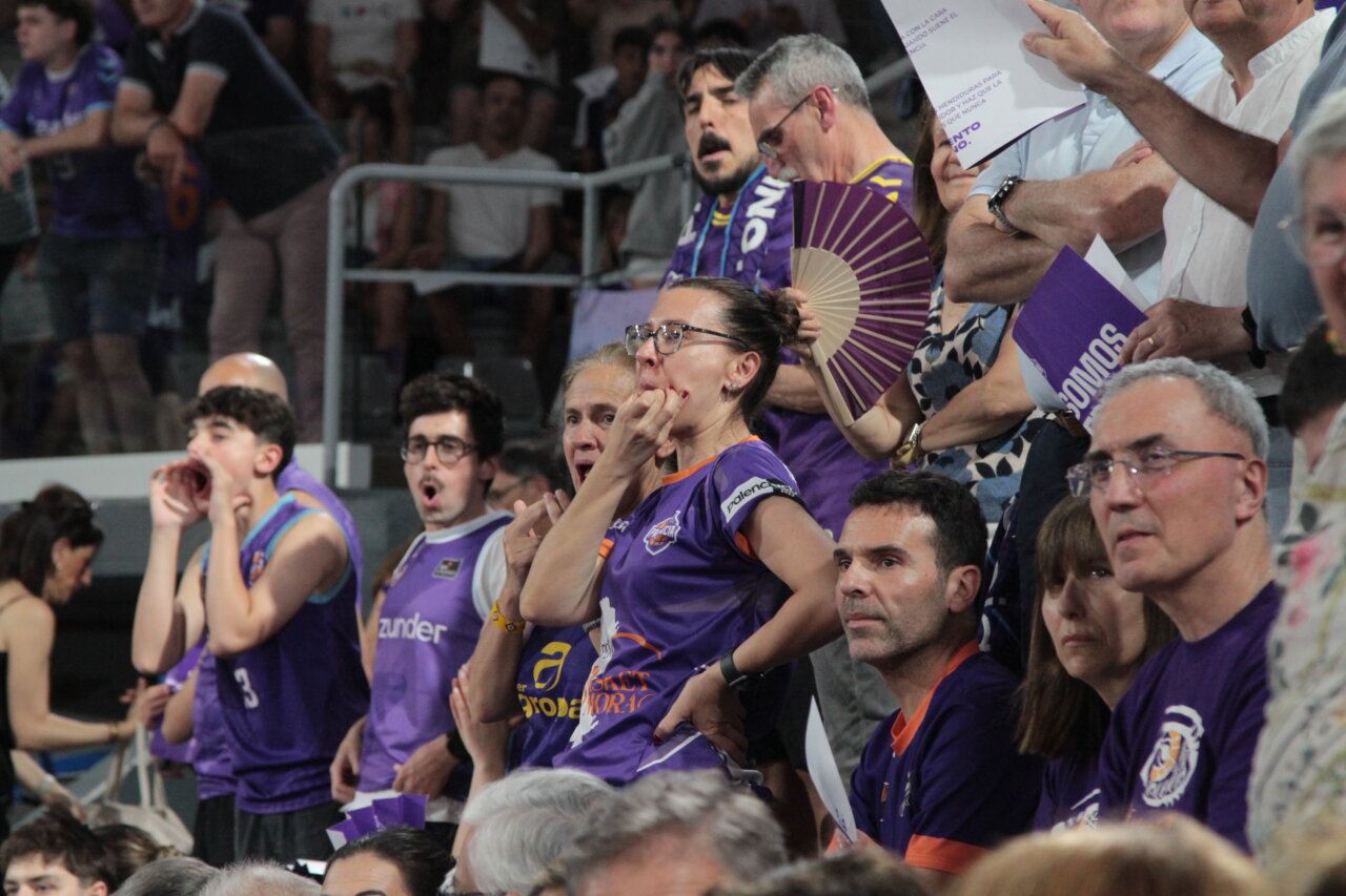 Aficionados animando en las gradas de un evento deportivo