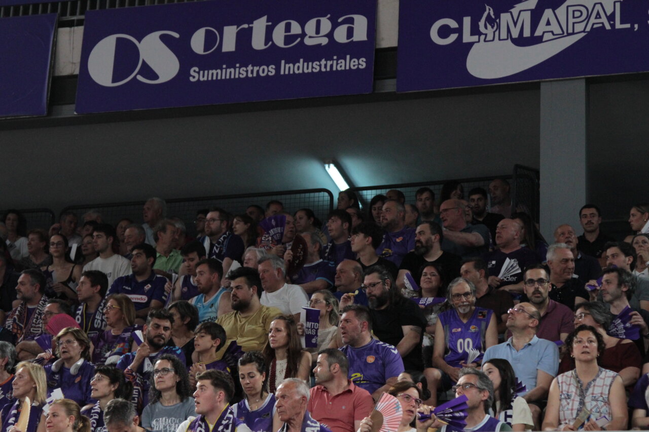 Aficionados animando en las gradas de la Caldera de Castilla