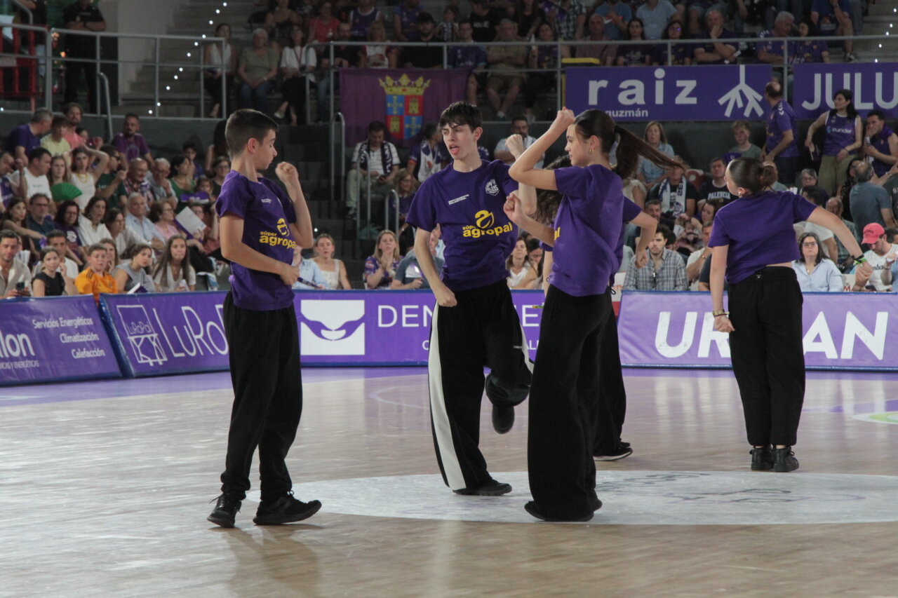 Grupo de jóvenes bailando en la Caldera de Castilla durante un evento deportivo.