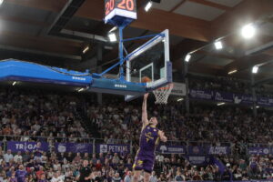 Jugador de baloncesto lanzando a canasta en un partido de Palencia contra Fuenlabrada