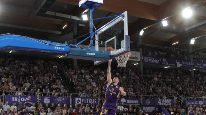 Jugador de baloncesto lanzando a canasta en un partido de Palencia contra Fuenlabrada