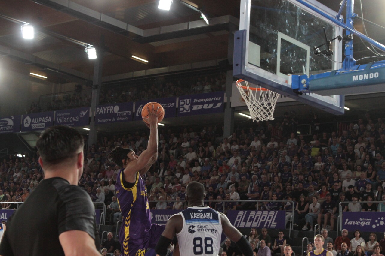 Jugador de baloncesto en acción durante un partido emocionante