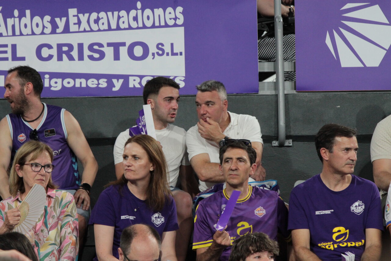 Espectadores en las gradas de la Caldera de Castilla durante un partido