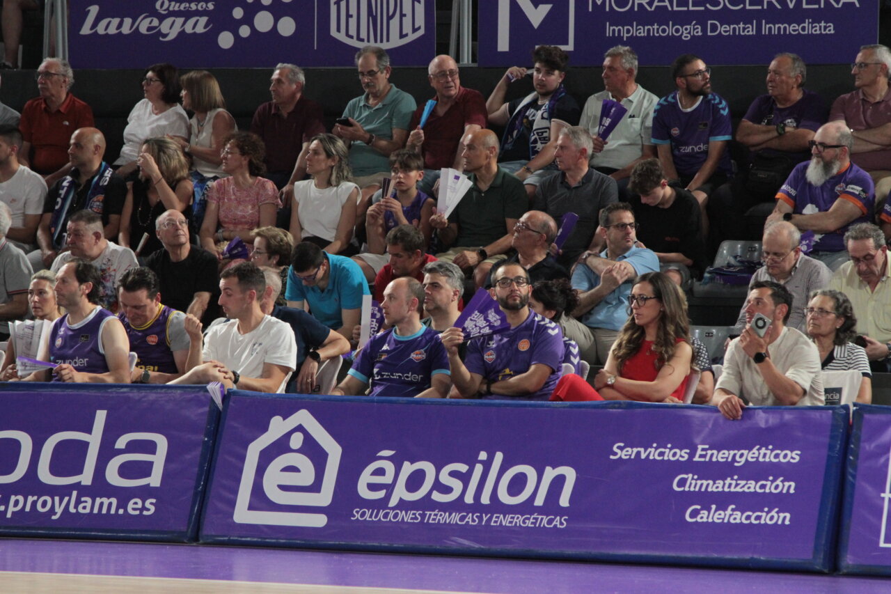 Espectadores animando en las gradas de la Caldera de Castilla.