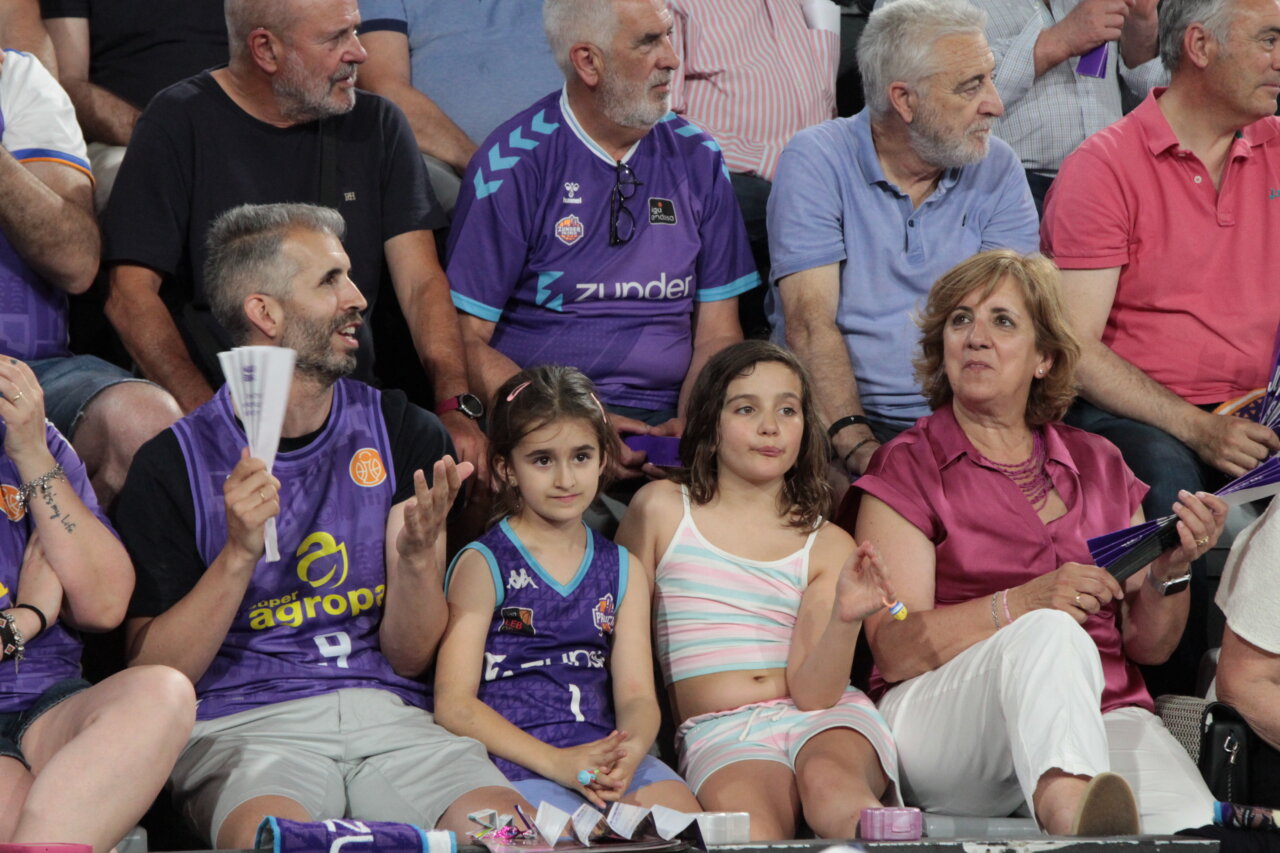 Espectadores animando en las gradas de la Caldera de Castilla