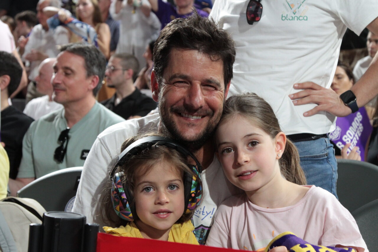 Familia disfrutando de un evento en las gradas de la Caldera de Castilla