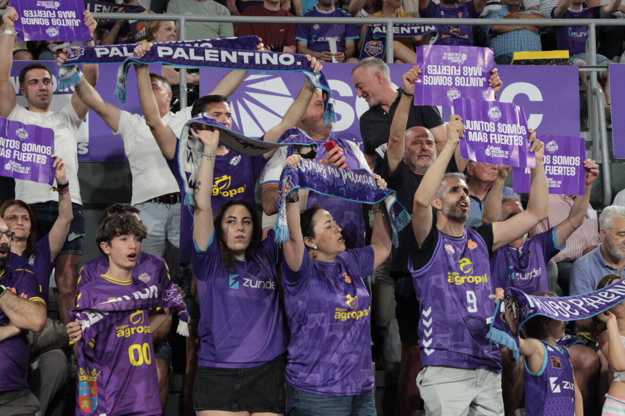 Aficionados animando en las gradas de la Caldera de Castilla