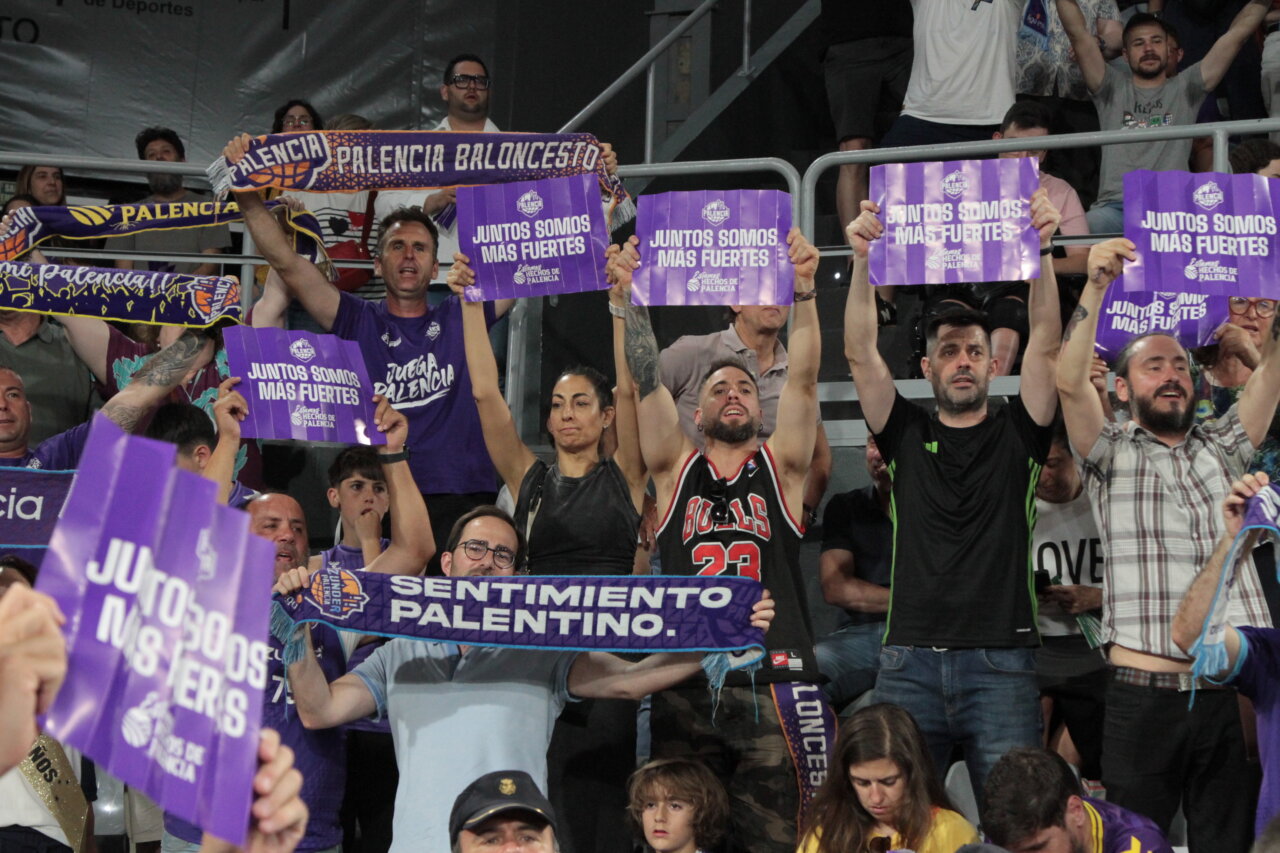 Aficionados sosteniendo pancartas en un partido de baloncesto