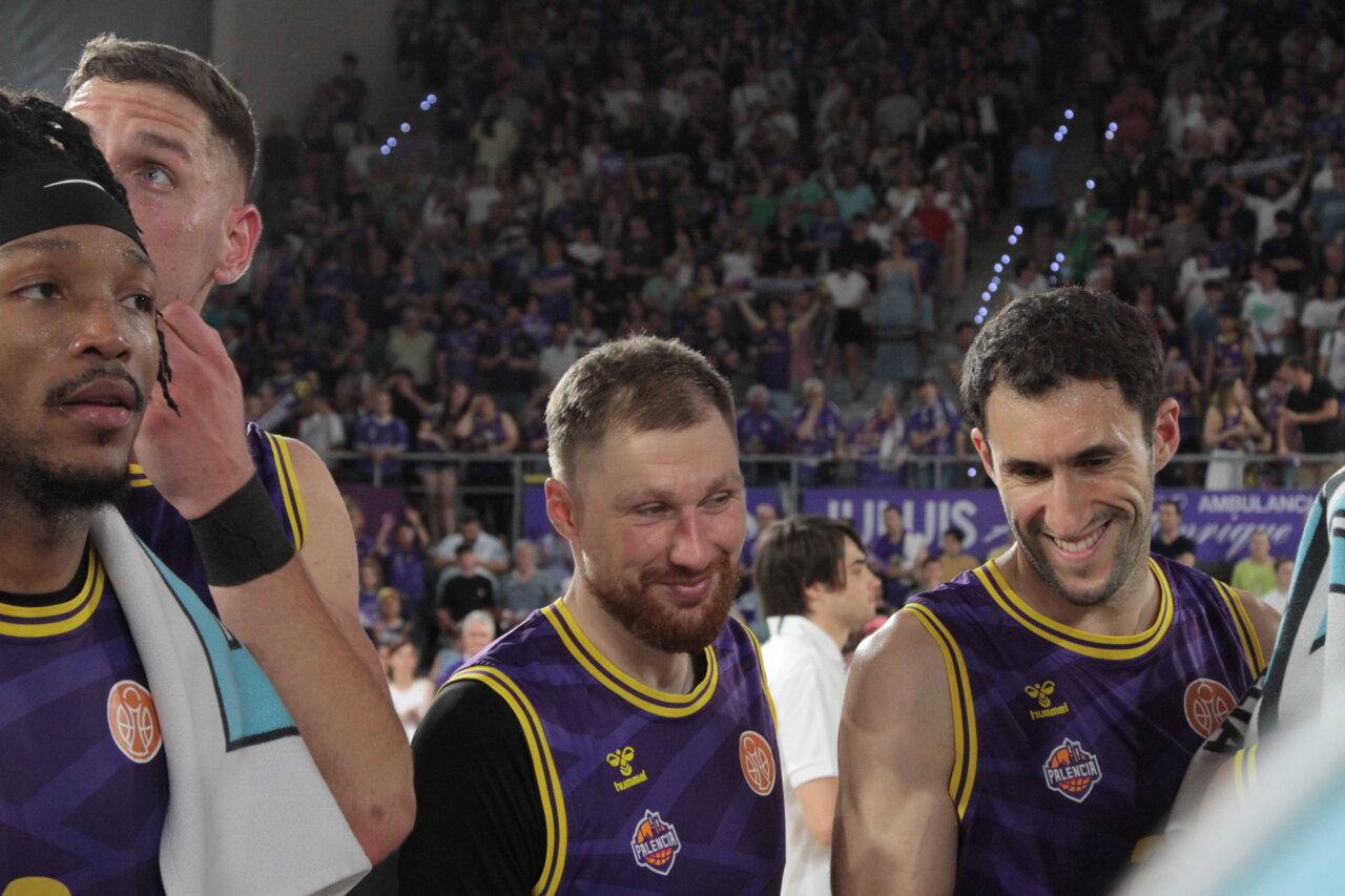 Jugadores del Súper Agropal Palencia celebrando una victoria en baloncesto