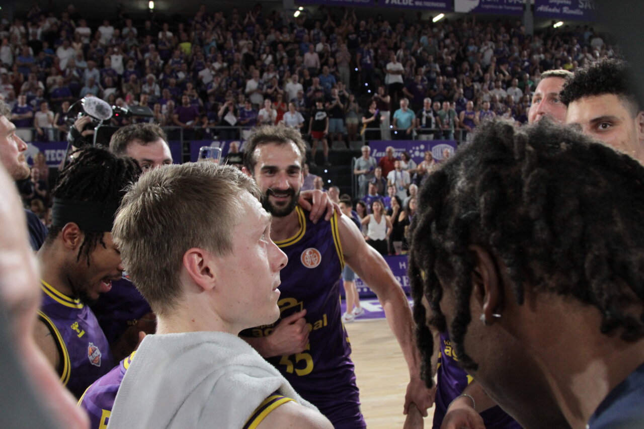 Jugadores de Palencia celebrando una victoria en baloncesto