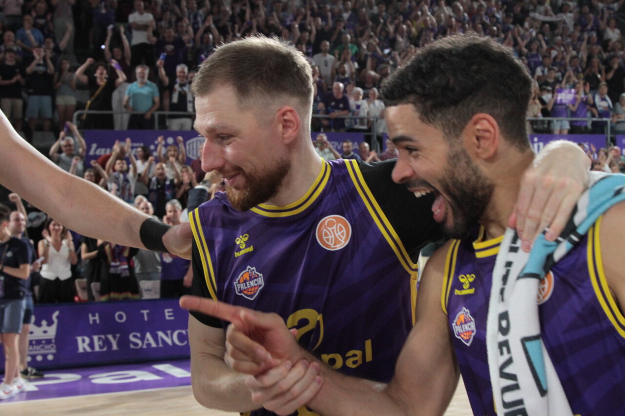 Jugadores de baloncesto celebrando una victoria en el pabellón