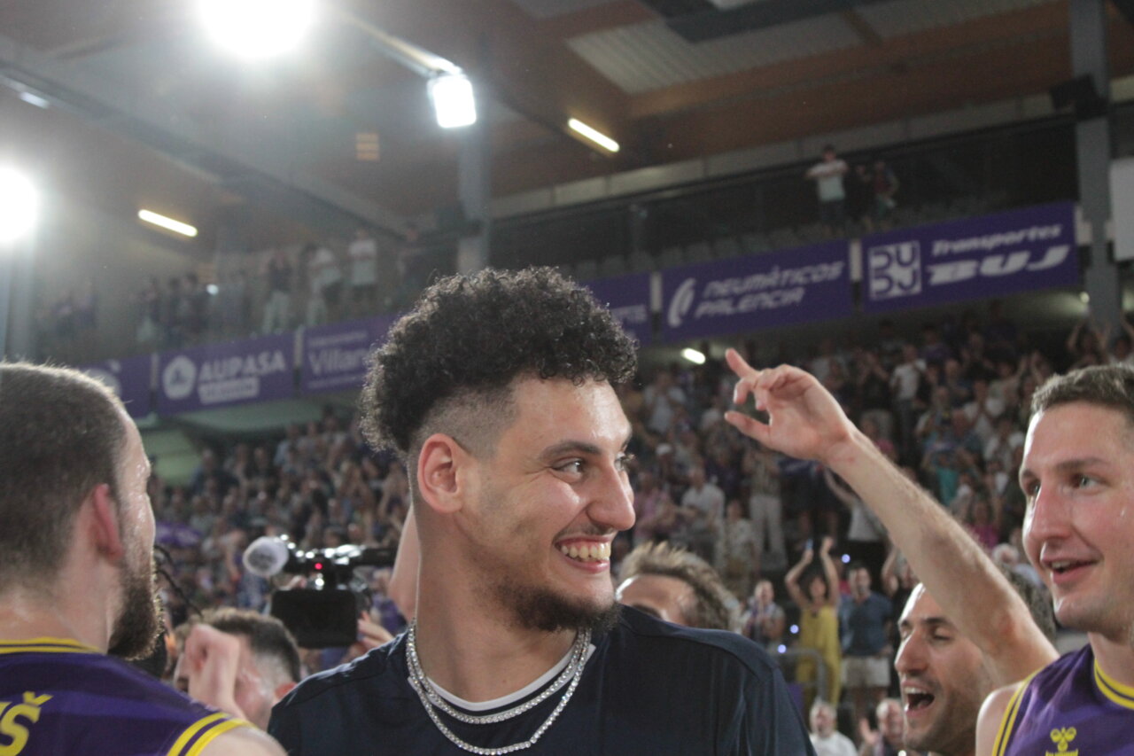 Jugadores de Palencia celebrando una victoria en el baloncesto