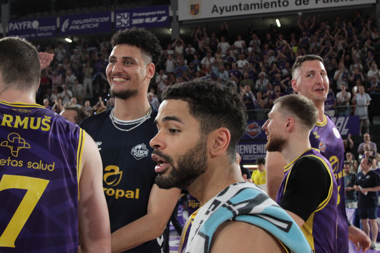 Jugadores de baloncesto celebrando la victoria del Súper Agropal Palencia