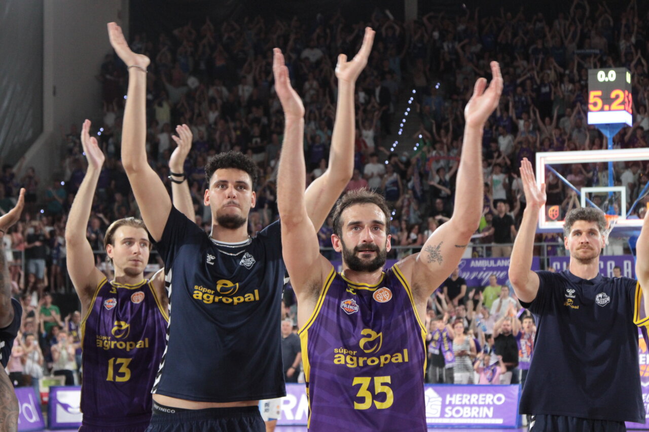 Jugadores de baloncesto del Súper Agropal Palencia celebrando con los brazos en alto