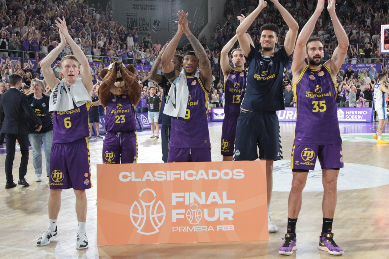 Jugadores de baloncesto del Súper Agropal Palencia celebrando su clasificación