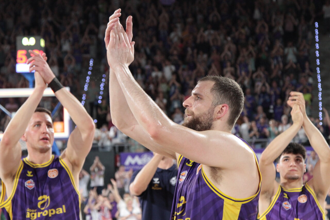 Jugadores de baloncesto aplaudiendo tras una victoria en el partido