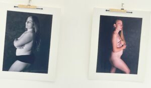 Fotografías en blanco y negro de mujeres desnudas en la exposición Cuerpos que dan vida