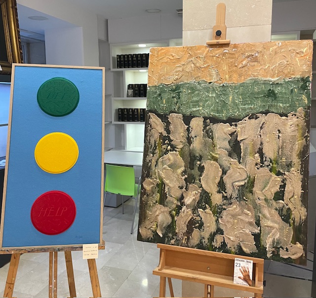 Obras de José Antonio Sancho en exposición, técnicas mixtas y texturas.