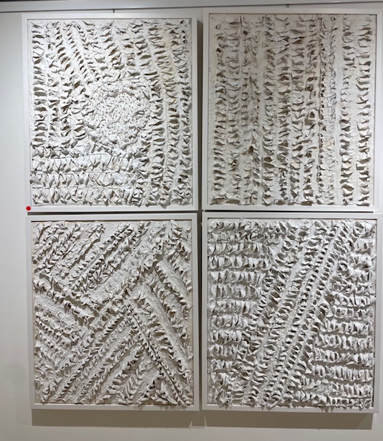 Cuadros de texturas en la exposición de José Antonio Sancho
