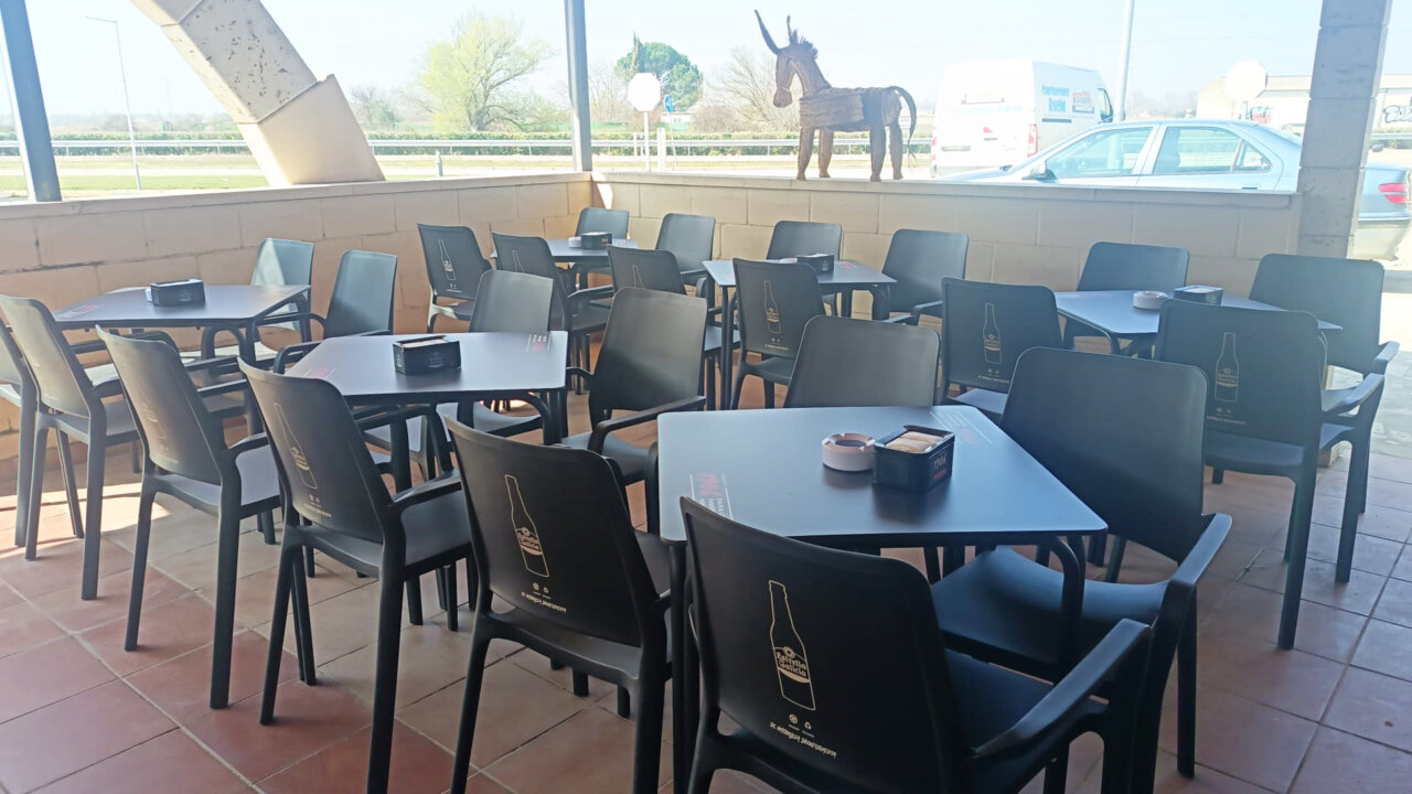 Interior del Bar-Restaurante La Parada con mesas y sillas vacías