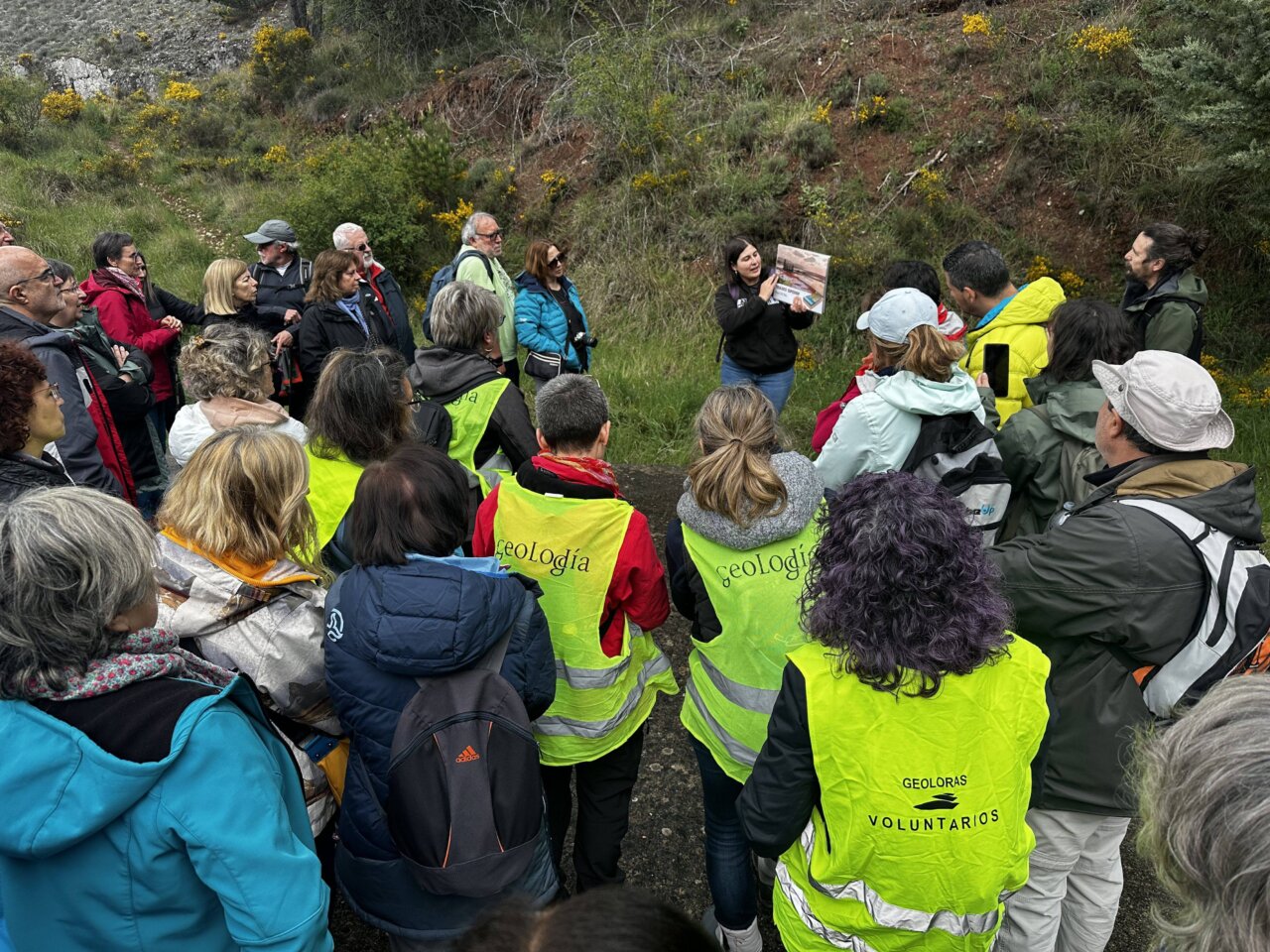 Grupo de personas participando en un Geolodía en Aguilar de Campoo