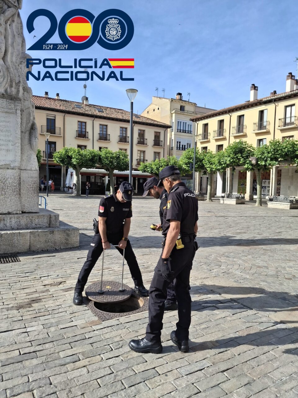 Agentes de la Policía Nacional realizando inspección en la Plaza Mayor de Palencia