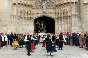 Celebración de San Isidro en Palencia con danzas tradicionales y la imagen del santo