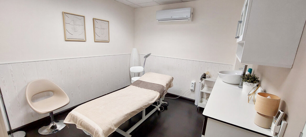 Interior del centro de estética TCuida Isa con camilla y decoración moderna