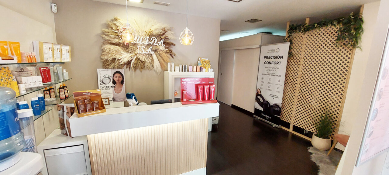 Recepción del centro de estética TCuida Isa con productos de belleza