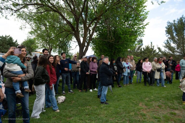 Multitud de personas disfrutando del Voto Villa en Astudillo