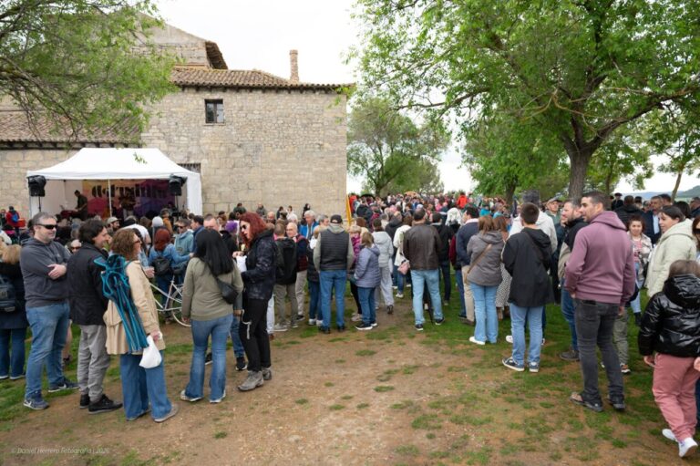 Multitud de personas en la celebración del Voto Villa en Astudillo