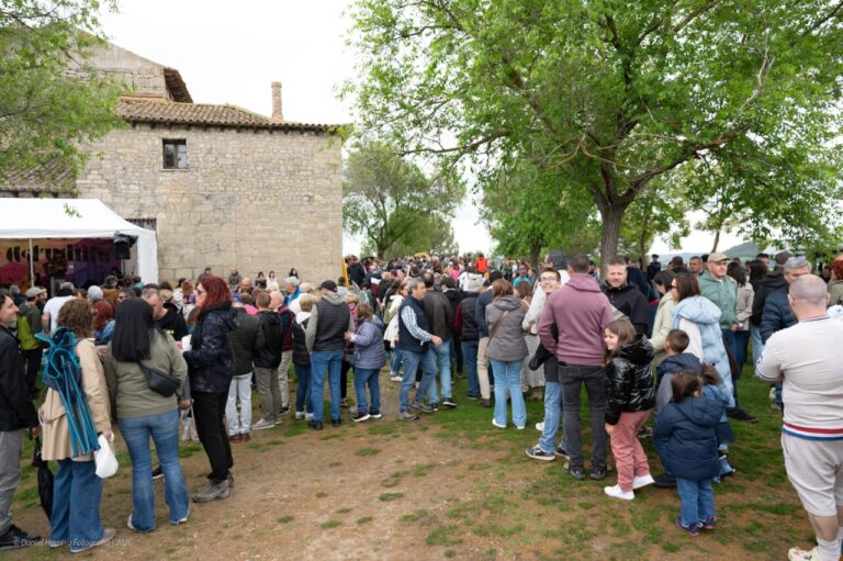 Multitud de personas en la celebración del Voto Villa en Astudillo