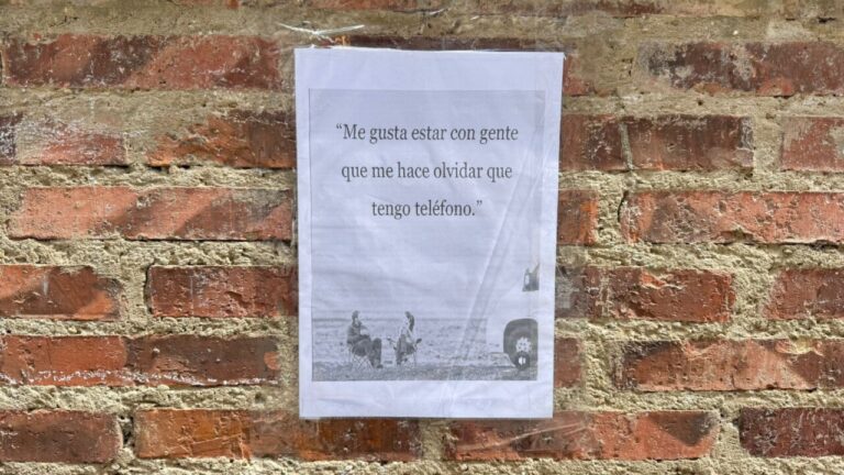 Cartel en exposición escolar sobre dependencia de móviles