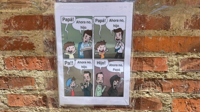 Viñeta sobre la relación entre padres e hijos con los móviles