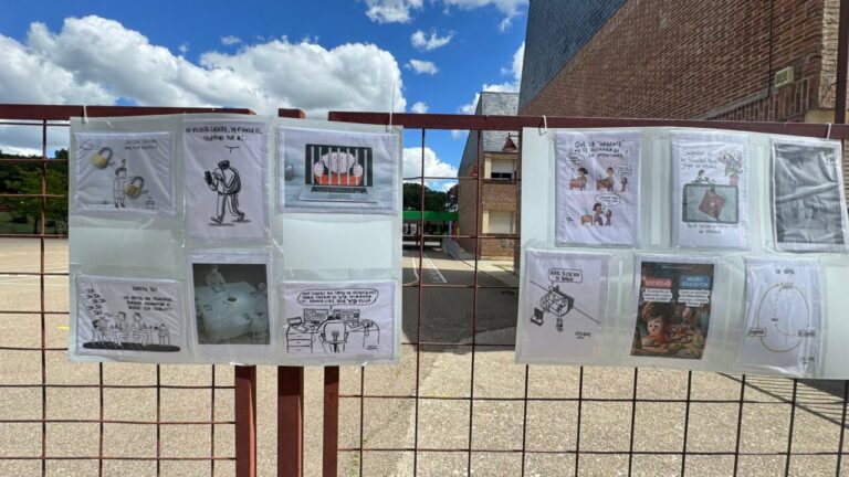 Carteles de la exposición sobre la dependencia de móviles en el colegio