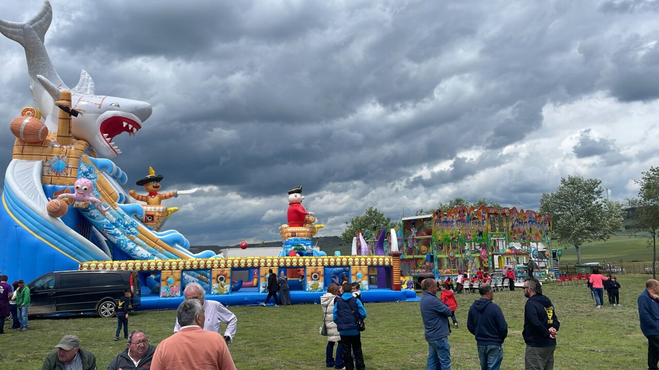 Fiesta de la Romería de San Gregorio en Baltanás con atracciones y nubes