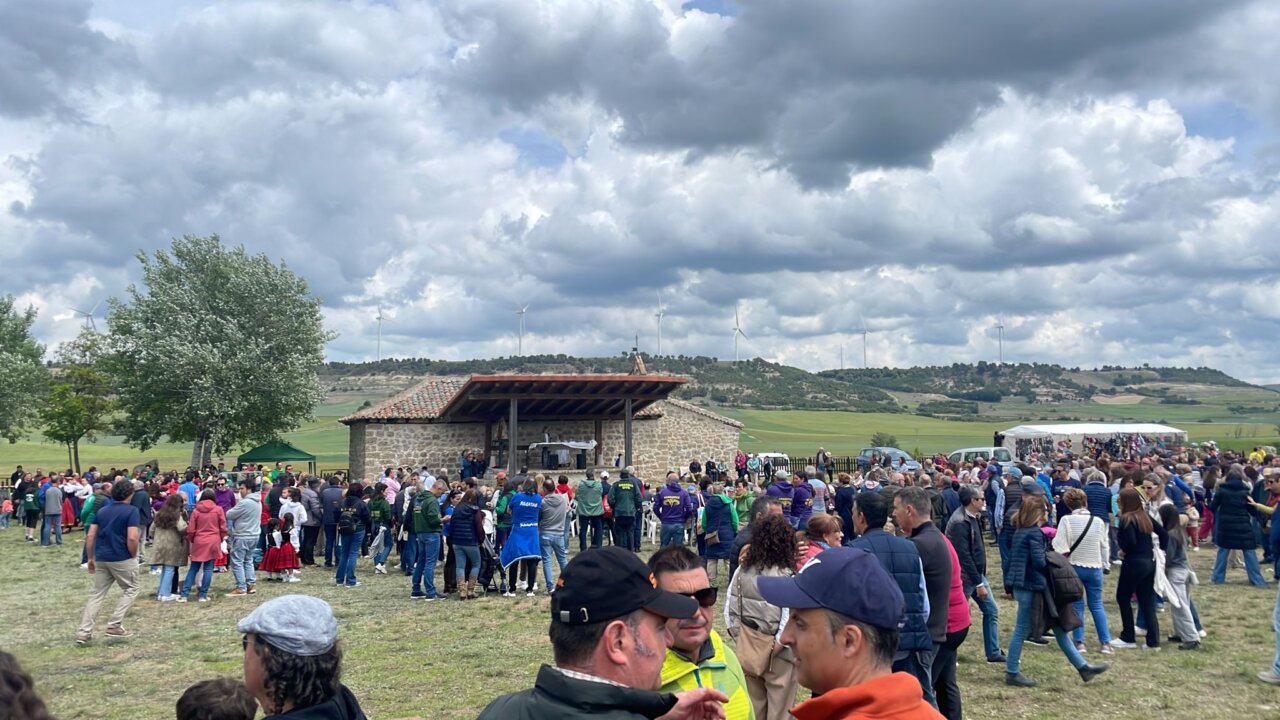 Multitud de personas en la Romería de San Gregorio en Baltanás