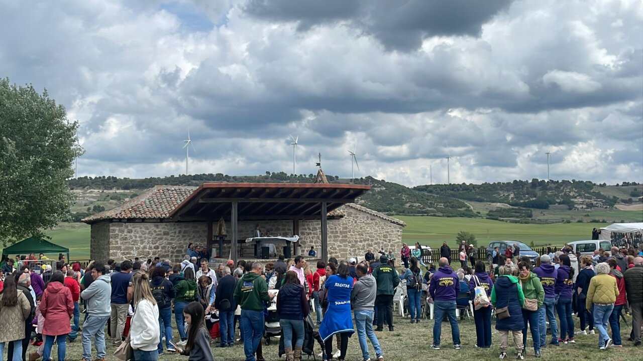 Multitud de personas en la Romería de San Gregorio en Baltanás