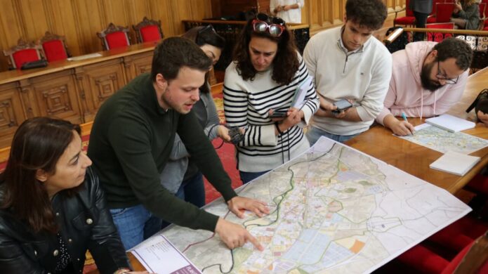 Grupo de personas analizando un mapa del rediseño urbano de Palencia