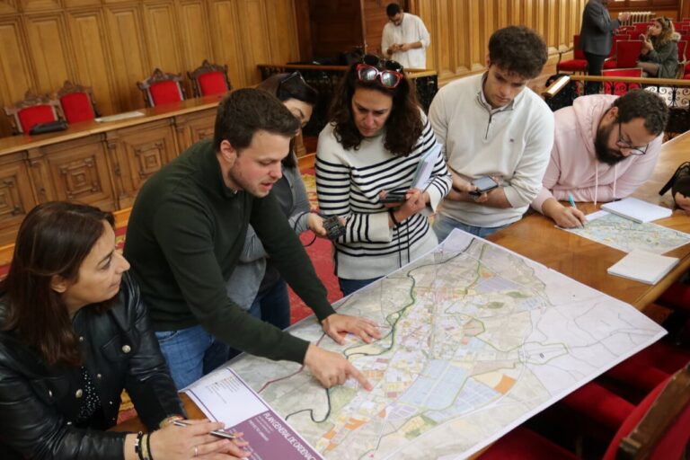 Grupo de personas analizando un mapa del rediseño urbano de Palencia