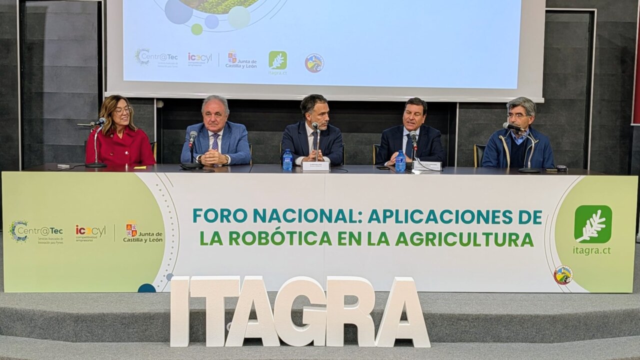 Panel de expertos discutiendo robótica en la agricultura en Palencia