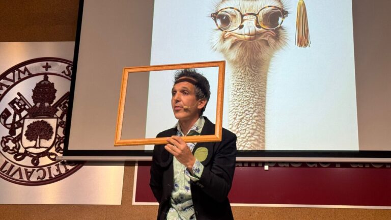 Presentador sosteniendo un marco frente a un fondo humorístico
