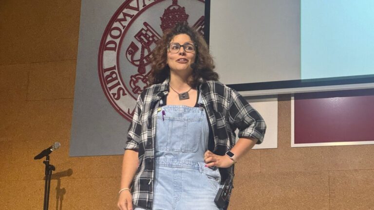 Gabi y Astrid en el escenario del Concurso de Humorología de la UVa