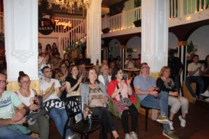 Público aplaudiendo en un evento de Pint of Science en Palencia