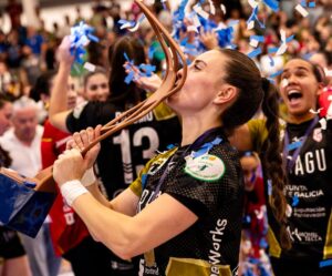 María Sancha y Ania Ramos celebran la victoria en la EHF European Cup