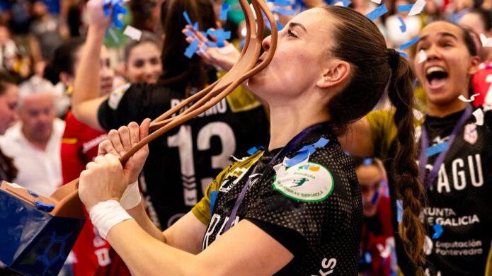 María Sancha y Ania Ramos celebran la victoria en la EHF European Cup