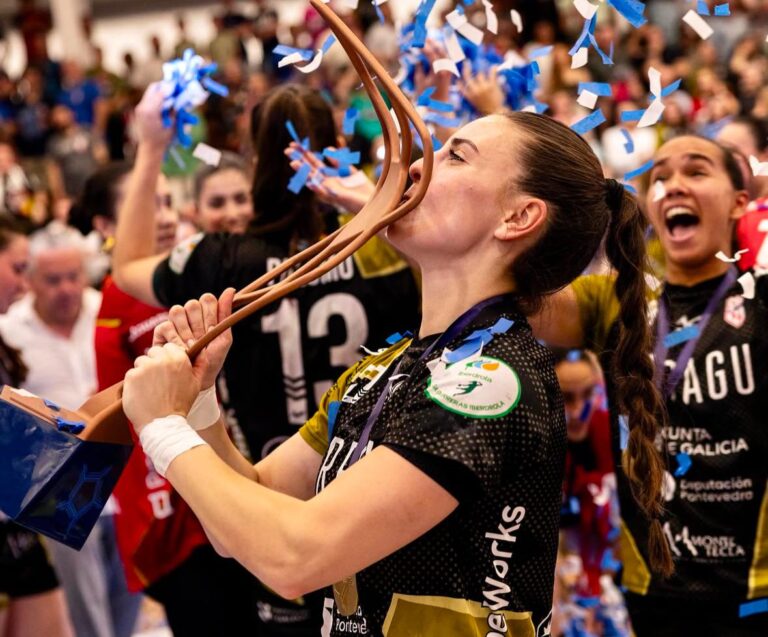 María Sancha y Ania Ramos celebran la victoria en la EHF European Cup