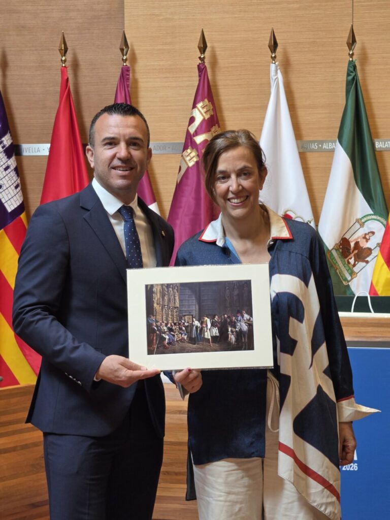 Ángeles Armisén y un compañero sosteniendo una obra de arte en Valencia